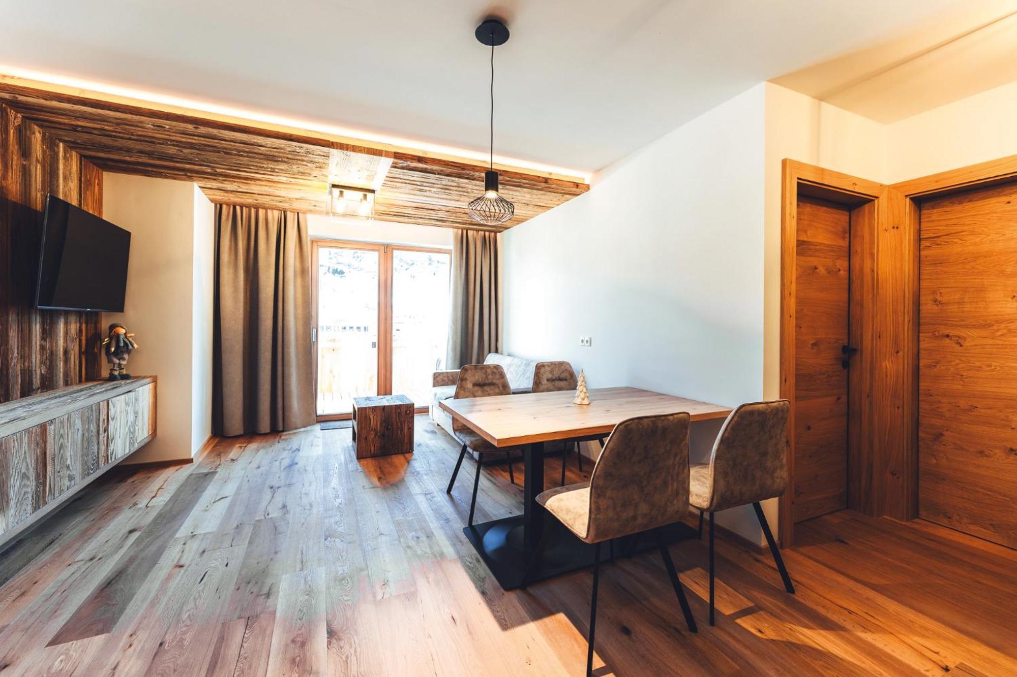 לאדיס Burgstadl Aparthotel & Restaurant מראה חיצוני תמונה